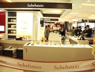     代表亚洲的全球性韩方化妆品品牌——雪花秀（Sulwhasoo）正式进驻北京复兴门百盛，立足中国市场。其经典明星产品——“打底精华”雪花秀润致优活精华露、“人参霜”雪花秀滋盈生人参凝萃修护霜深受国内外消费者