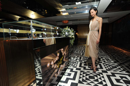 杜鹃为了让中国女性也能拥有她的巨星光彩,携手羽西品牌,首度公开自己闪耀动人的小秘密,共同研发了流金飞舞24k金粉盒和流金飞舞四色眼影